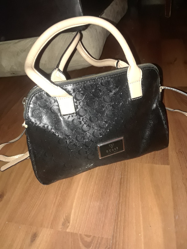 Guess purse in Women's - Bags & Wallets in Red Deer