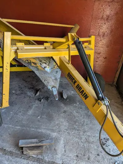 Quick drain V ditcher. Works excellent, original owner. Only used in fall twice. Stored inside, regu...