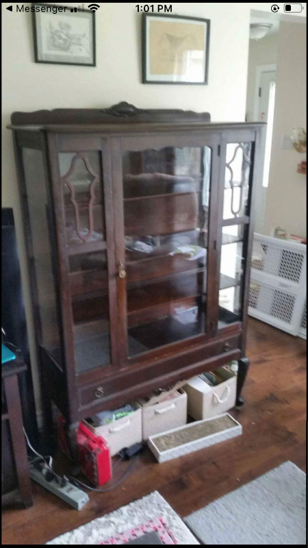 Antique Deilcraft mahogany China cabinet in Hutches & Display Cabinets in Kitchener / Waterloo