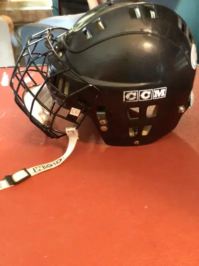 divers équipements de hockey pour ligue de garage ou autres casque et grille CCM adulte 2 cache-cou...