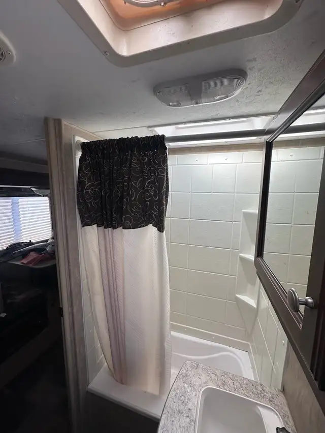 2014 Venture Sporttrek 320VIK *sale pending* in Travel Trailers & Campers in Regina - Image 11
