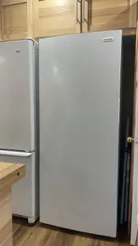 Réfrigérateur vertical FrigidaireModèle FFFU16F2VW Electrolux