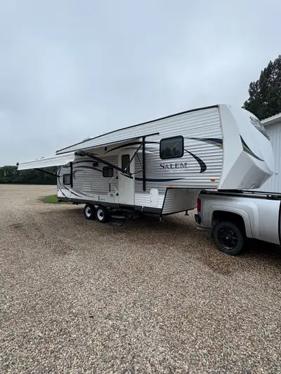 2015 Salem 5th wheel trailer, electric front and rear jacks, one large slide out, rear bunks, nice l...