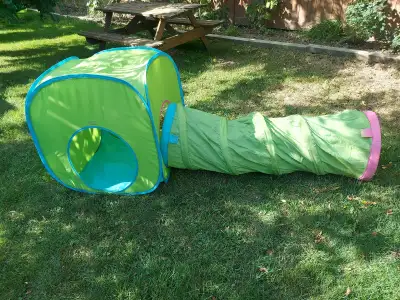 Busa pop up tent with tunnel. Good condition.