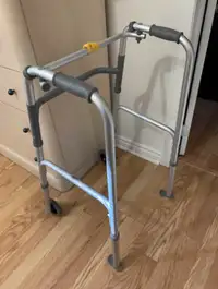 Adult walker with wheels 