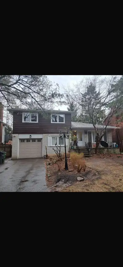 **Spacious 3-Bedroom Rental – Perfect for Students or Professionals!** Prime Location – Close to Cen...