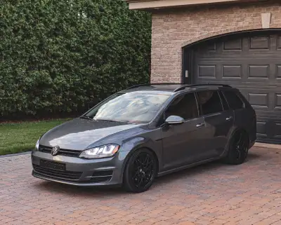 Volkswagen Golf Sportwagen 2017 propre et bien entretenue. Équipements : Transmission automatique DS...