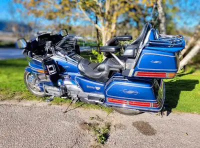Selling a 1988 goldwing. 1500 cc. New front tire. All relays replaced. Trailer hitch. 187,000 km . G...