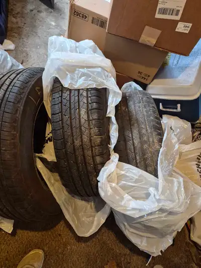 4 winter Michelin tires on steel rims. From 2017 rav4. Size 225/65/17 2 tires 6mm (primacy) 1 at 5 (...
