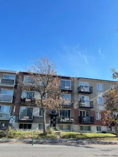 Disponible : Novembre 2025 Logement 3 ½ , 2è étage situé au 6376 rue De Marseille Près du métro Lang...