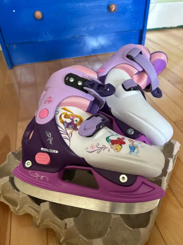 12y-2 adjustable skates and helmet in Skates & Blades in Ottawa - Image 5