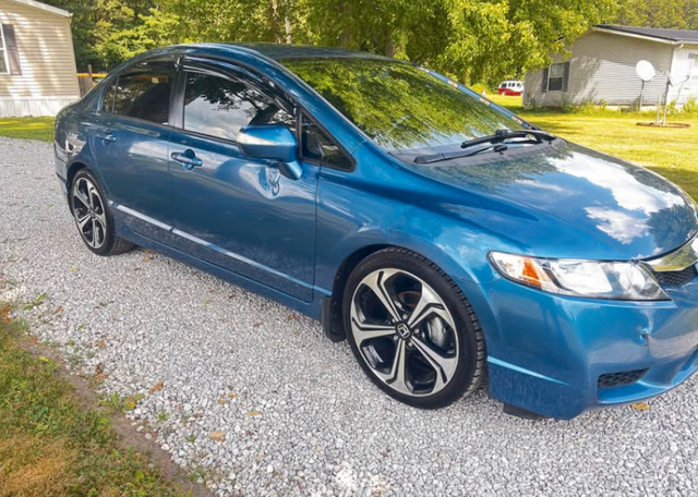 2011 Honda Civic SE 5 spd. in Cars & Trucks in Hamilton - Image 2
