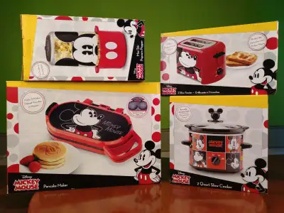 Ensemble de 4 petits appareils de cuisine Mickey Mouse *****NEUF*****JE NE VENDS PAS SÉPARÉMENT*****...