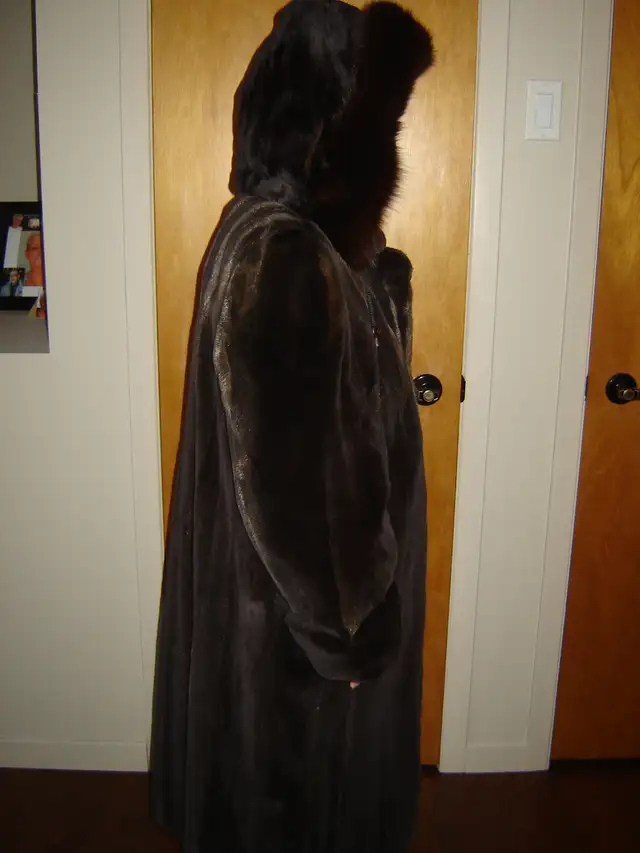 Manteau de Vison Raser avec Capuchon ( vraie Vison ) in Women's - Tops & Outerwear in Laval / North Shore - Image 5