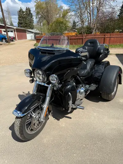 2021 Harley Davidson Tri Glide Ultra, Ultimate Cruiser. All the Bells & Whistles, Heated Grips, Heat...