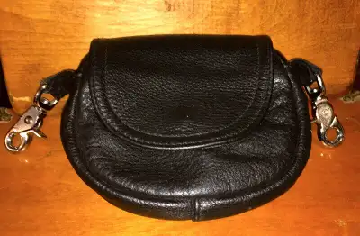 Great condition Approx. 7.5 X 6.5 X 2 inches Two metal clips to clip bag on belt Snap front closure...