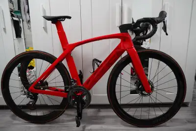 “TREK MADONE SL6 2022 CARBON AERO ROAD BIKE CUSTOM BUILD” - Colour: Viper Red - Size: 54 Medium - Wh...