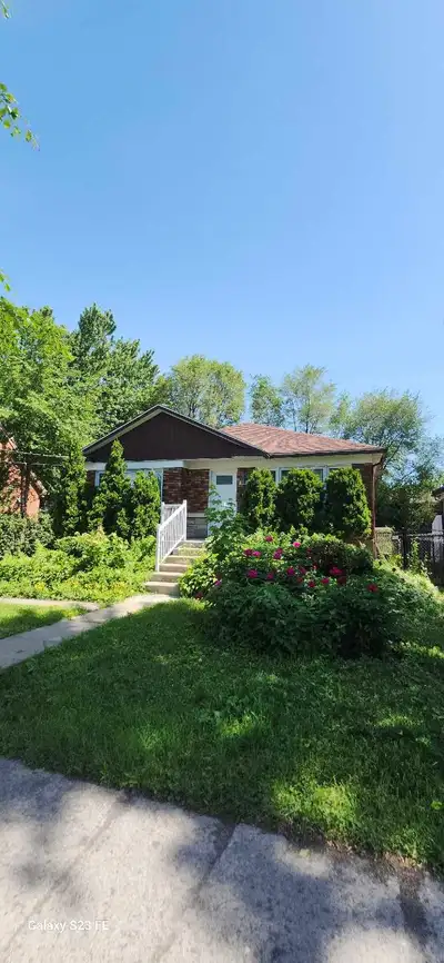 Ce superbe appartement 4 1/2 + bureau situé au rez-de-chaussée d'un bungalow offre un espace de vie...