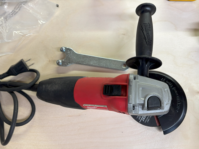 Meuleuses Milwaukee de 4 1/2 pouces, View more