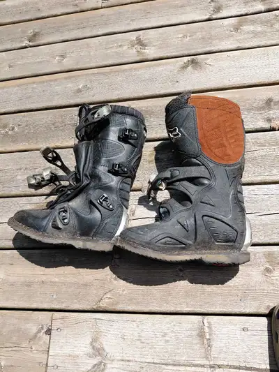 Fox Tracker Jr. dirt bike MX boots. Size K5. Decent shape, dont smell, non smoking home.
