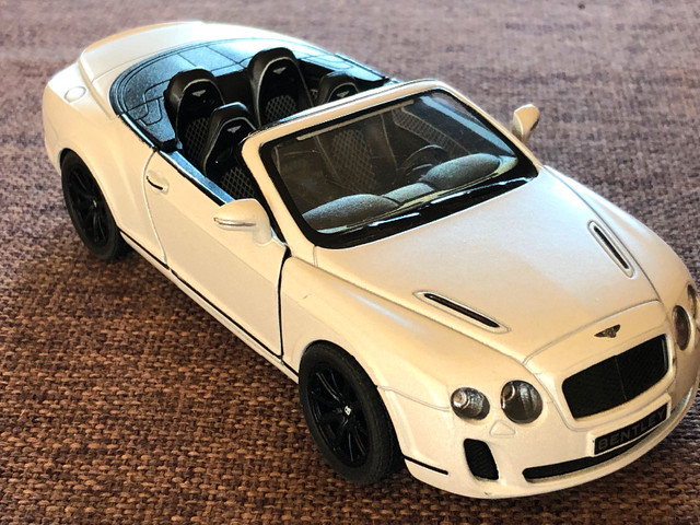 2010 Bentley White Toy Car Model 1/38 Scale Diecast dans Jouets et jeux  à Ville de Montréal - Image 4