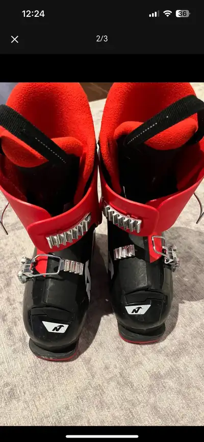 Very good condition and very clean. My kid would not like to ski. Pick it up in Kanata.