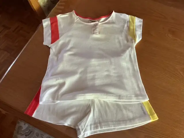 ENSEMBLE DE SPORT POUR ÉTÉ SHORT ET T-SHIRT MEDIUM KATE SPORT in Women's - Bottoms in Laval / North Shore - Image 2