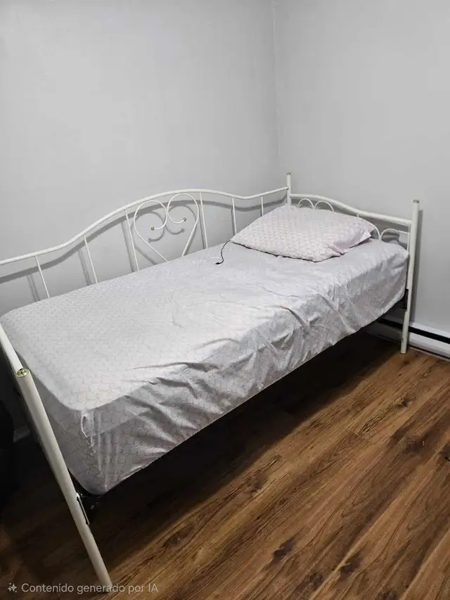 Ensemble de lits et porte-manteaux  in Beds & Mattresses in Drummondville - Image 11