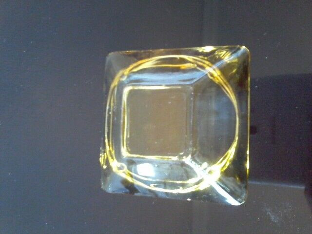 Vintage Amber Glass Ashtray in Arts & Collectibles in Ottawa - Image 2