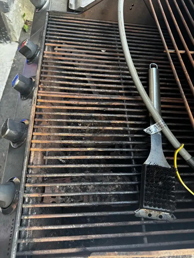 Char-broil large bbq in BBQs & Outdoor Cooking in Hamilton - Image 4