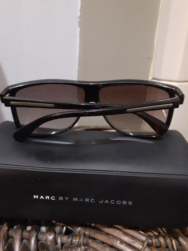 Marc by Marc Jacobs sun glasses in Multi-item in Ottawa - Image 3