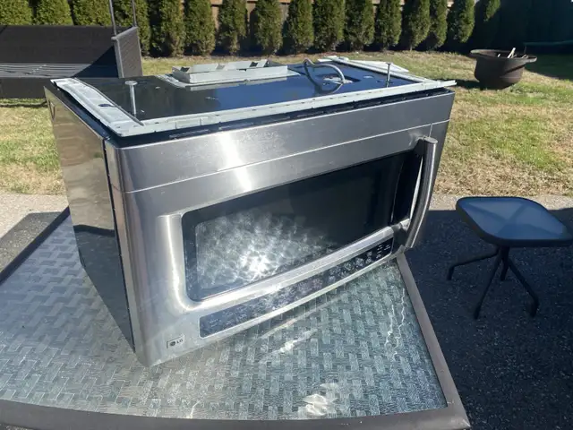 LG Stainless Steel Microwave in Microwaves & Cookers in Kitchener / Waterloo - Image 3