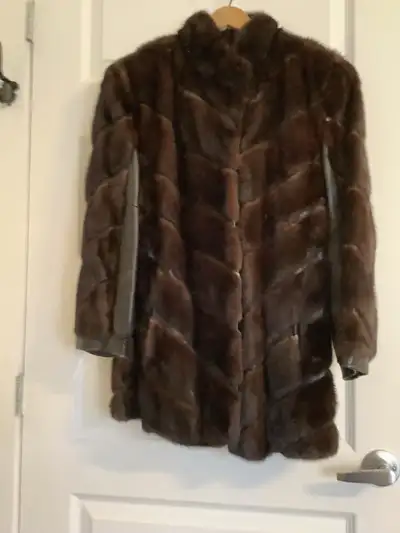 Manteau de fourrure et cuir, View more