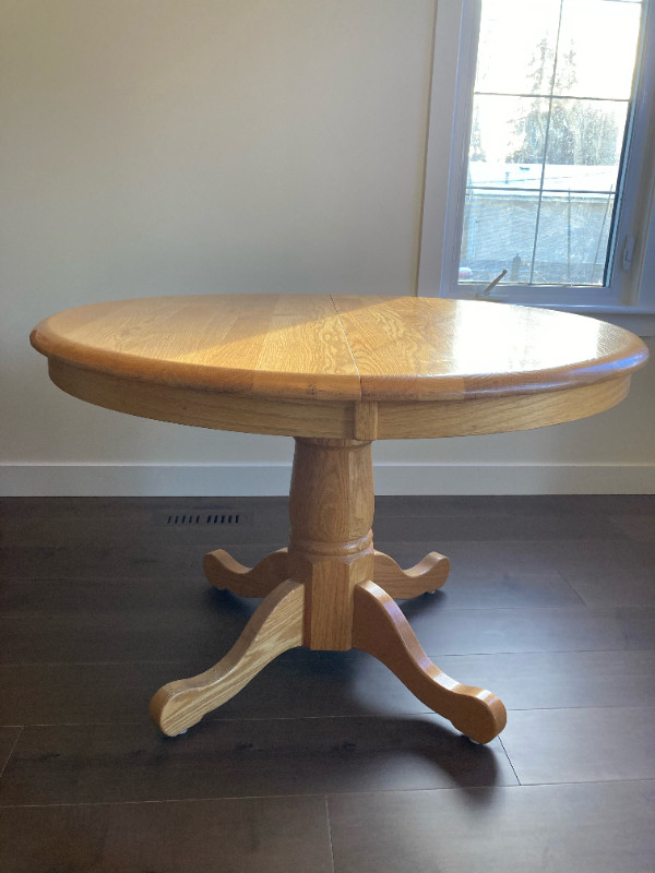 Solid Oak Dining Room Table and Chairs in Dining Tables & Sets in Edmonton