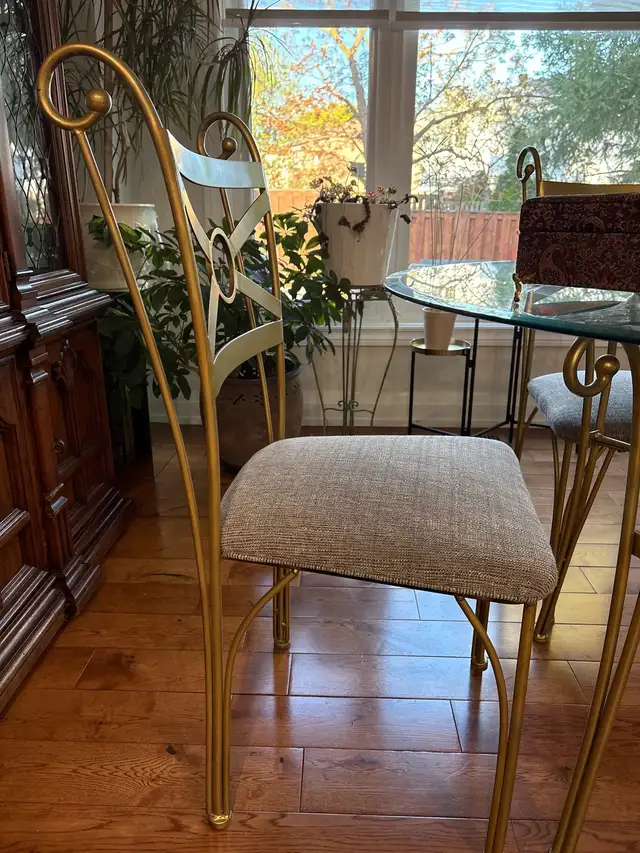 Glass dinning table (45”) and chairs in Dining Tables & Sets in Markham / York Region - Image 5