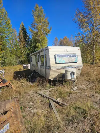 91 Komfort Trailer. 27 feet length. Fridge works, furnace needs a switch. Hunter special for fall, n...