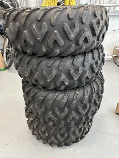 2 pneus cloutés avant 25 x 8 R12 2 pneus cloutés arrière 25 x 10 R12 Polaris Ranger 1000