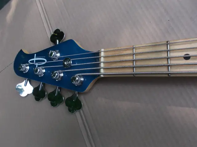 Music man OLP 5 strings bass guitar in Guitars in Sherbrooke - Image 4