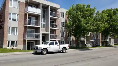 Grand 4 1/2 (935 pi.ca.) Style condo, Très propre, Plancher flottant et céramique, Insonorisation su...