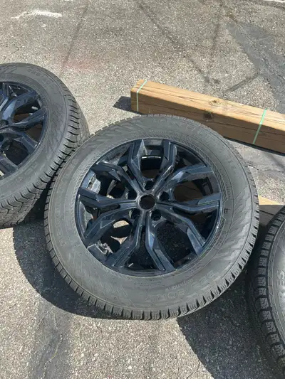 These Nokian Hakkapeliitta R5 SUV winter tires in size 225/60R17 are in great pre-owned condition an...