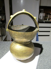 Antique brass basket w/decorative handle.