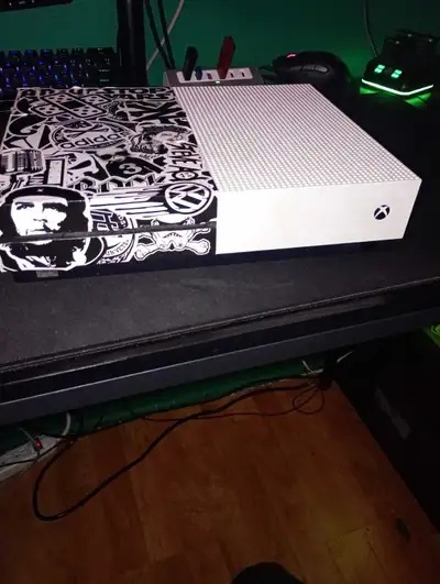 xbox one S custom avec manette et un jeux, View more