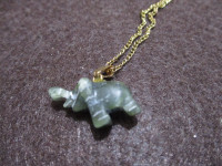 Pendentif avec éléphant couleur vert Jade avec chaîne