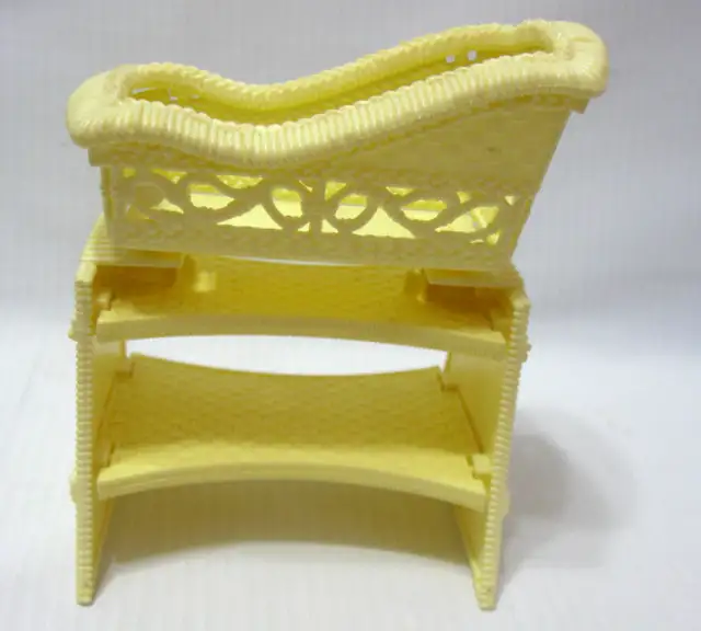 CHAISE et BERCEAU VINTAGE BARBIE CHAIR and CRIB SET in Arts & Collectibles in West Island - Image 4