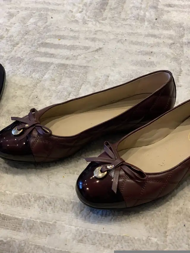 women maroon flat shoes size 10 in Women's - Shoes in City of Montréal - Image 3