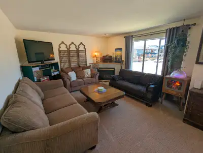 **Pet friendly (except for dogs sorry) with pet deposit. ** Kelowna: Room for rent. Avail now. Great...