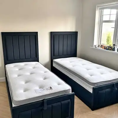 un cadre de lit simple sur simple est disponible, View more