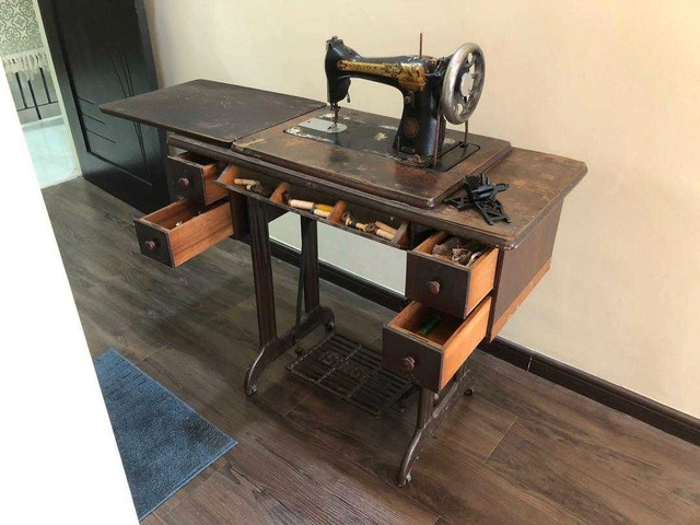 Antique Singer Sewing Machine in Other in Gatineau