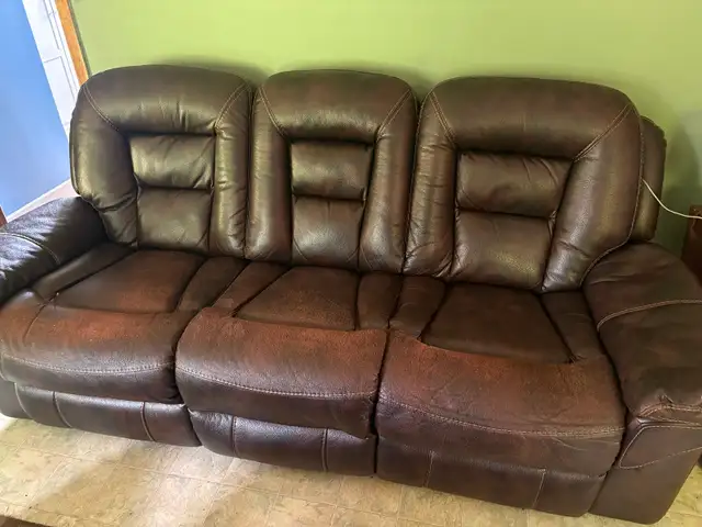 Leather couch and loveseat recliners NEED GONE BY FRIDAY JUNE 19 in Couches & Futons in Owen Sound - Image 3