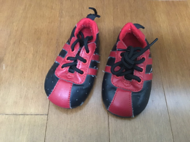 SIZE 4 9-12M BLACK/RED HOCKEY CANADA RUNNING SHOE LACE UP TIE in Clothing - 9-12 Months in Peterborough
